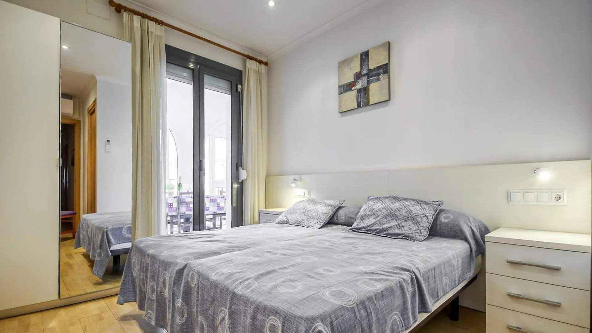 Cozy Apartment With Terrace Montjoi