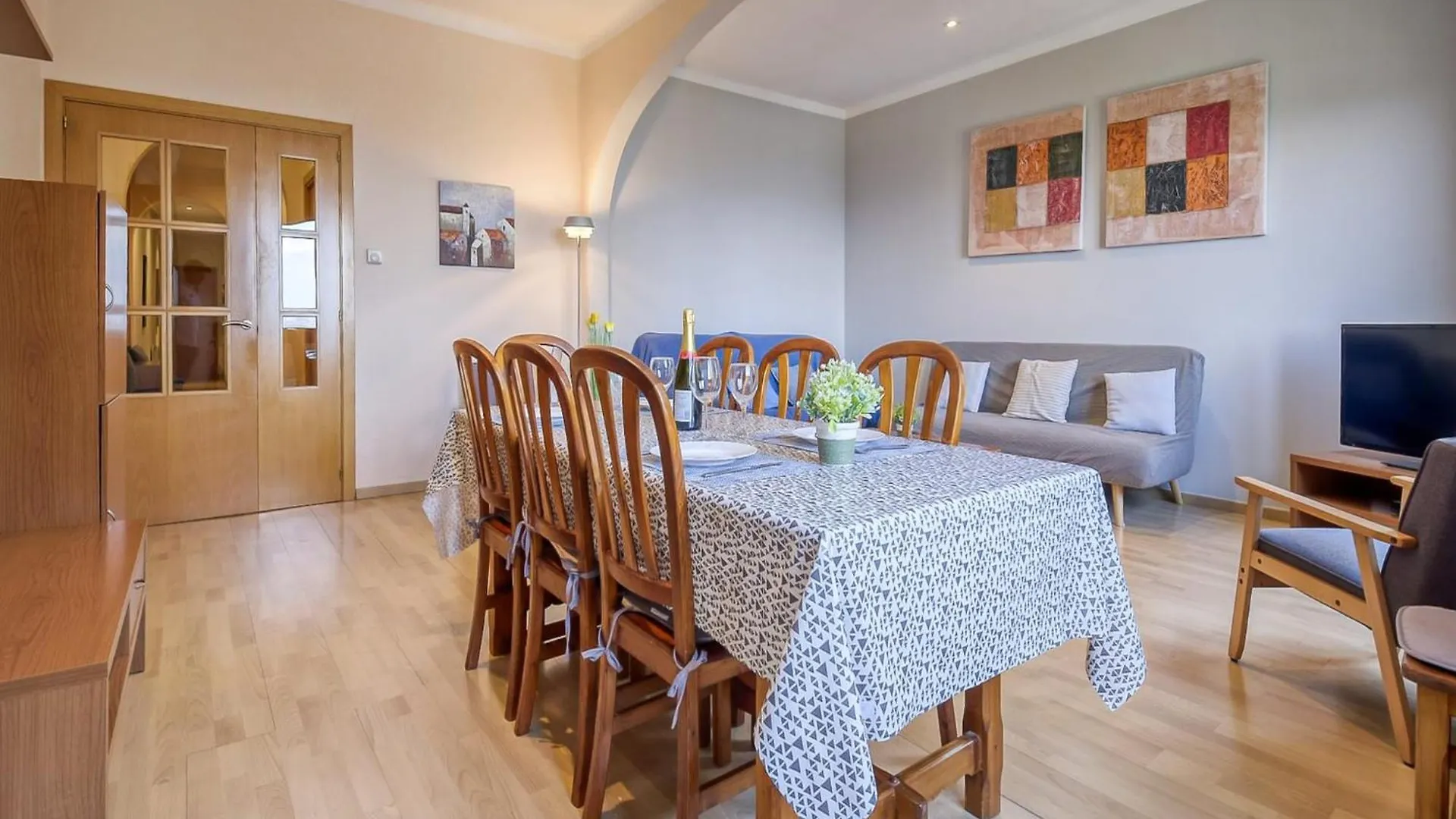 Cozy Apartment With Terrace Montjoi Spanje